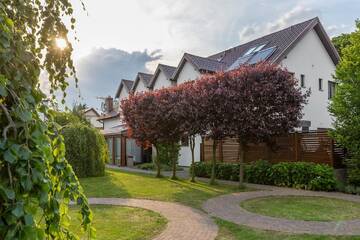 Фотографии Комплексы для отдыха с коттеджами/бунгало Villa Madre Golf & Family г. Виселка (Польша) №1 Фото Комплексы для отдыха с коттеджами/бунгало Villa Madre Golf & Family г. Виселка 1